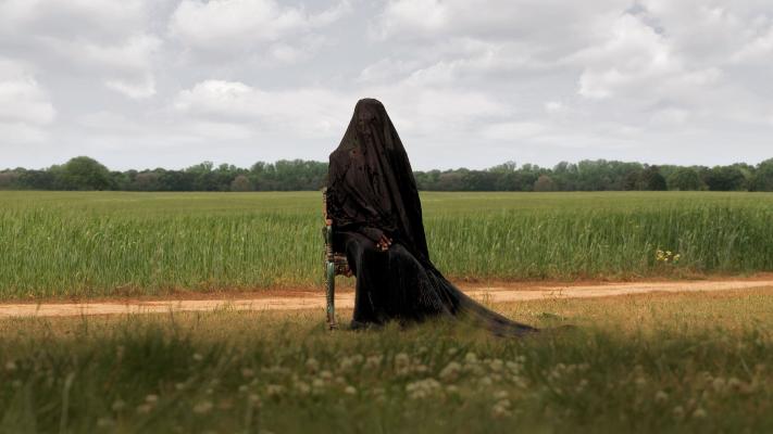 Người Đàn Bà Ngoài Sân